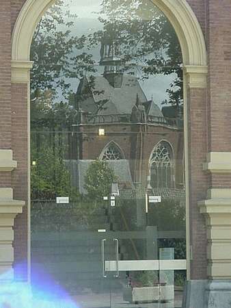 Walburgistoren in ruit.jpg